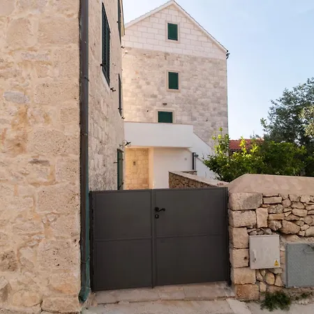 Crystal Sea Apartman Sutivan