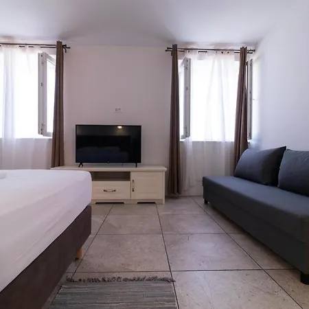 Crystal Sea Apartman Sutivan