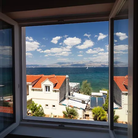 Crystal Sea Apartment *